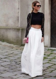 Duga bijela polusunčana suknja u kombinaciji s crnim topom