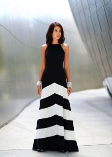 falda larga de rayas cruzadas en blanco y negro