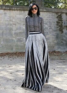 Čierno-biela maxi sukňa s bočným pruhom