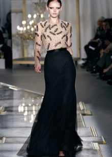 sofistikovaný vzhled s černou maxi sukní