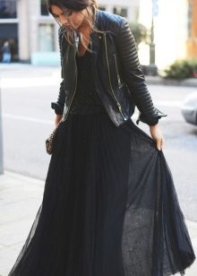 čierna sukňa z ľahkej látky
