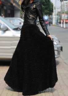 prevelika suknja s kožnom jaknom