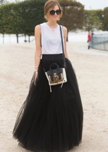 skirt kembang yang diperbuat daripada tulle hitam
