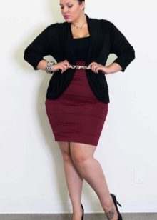 ceruzková sukňa s vysokým pásom pre ženy s nadváhou