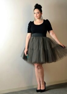 elegantná tylová sukňa pre obézne ženy