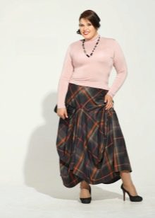 štýlová kockovaná sukňa pre obézne ženy