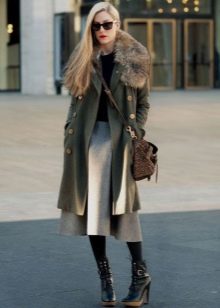 Un cappotto con bordo in pelliccia in combinazione con una gonna da sole per ragazze con una figura a pera