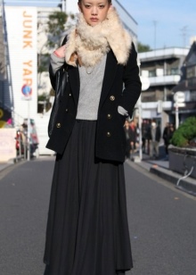 O haină scurtă cu bordură de blană în combinație cu o fustă lungă pentru fete cu o siluetă asemănătoare unei pere
