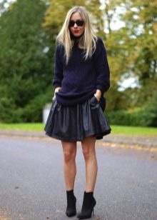 Leather conical skirt na may sweatshirt