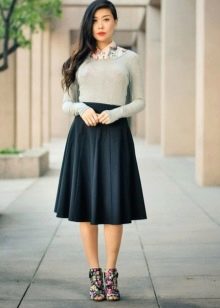 Средно заужена пола в комбинация със сива блуза