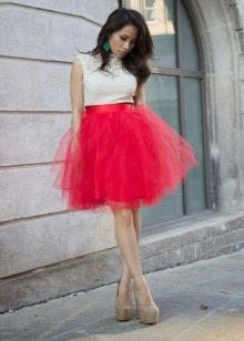 Krátka nadýchaná červená tutu sukňa