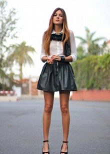 Maikling puffy black skirt