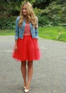 Krátká nadýchaná červená sukně s džínami