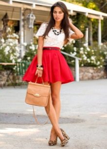 Kratka lepršava crvena suknja za ljeto