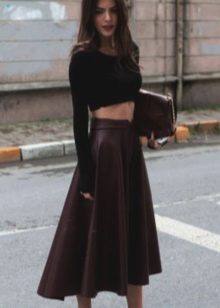 Burgundy leather skirt sun na may crop top