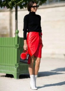 Czerwona skórzana kopertowa spódnica ołówkowa w połączeniu z białymi butami i czarnym golfem