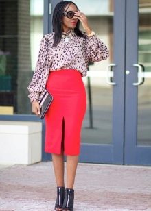 Crvena pencil suknja u kombinaciji s leopard bluzom