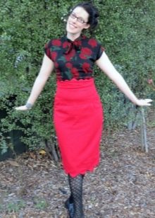 Crvena pencil suknja u kombinaciji s cvjetnom bluzom