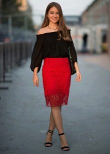 Červená krajková tužková sukně