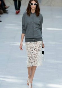 lace pencil skirt na may gray na jumper