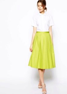 Skirt yang mengalir untuk musim panas dalam warna terang