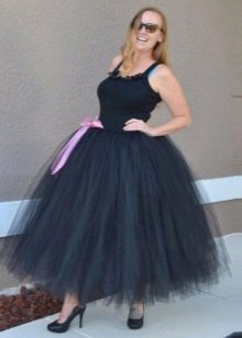 Juodas daugiasluoksnis ilgas sijonas