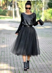 Čierna vrstvená sukňa