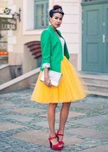 Višeslojna žuta suknja u kombinaciji sa sakoom