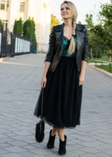 Lange gelaagde zwarte rok gecombineerd met een jasje