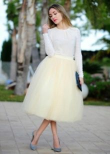 Sluoksniuotas šviesiai geltonas sijonas