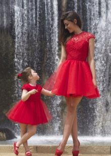 Novogodišnja haljina za djevojčice i majke bujne