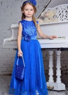 Niebieska noworoczna sukienka dla dziewczynki na podłodze