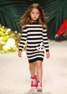 Vestido de malha para uma menina de 5 anos