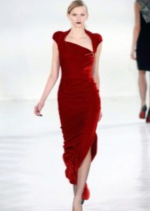 Φόρεμα από κόκκινο βελούδο
