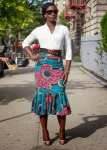 Skirt panjang dengan cetakan etnik untuk musim panas