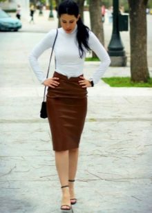 Falda marrón recta combinada con un cuello alto blanco