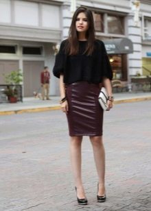 Straight skirt na sinamahan ng sweater