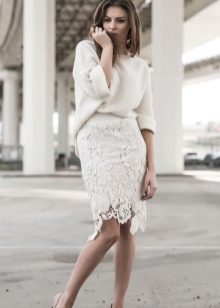 Bijela ravna suknja od čipke