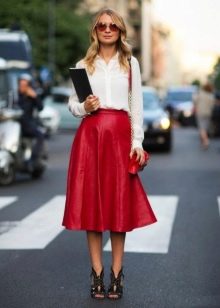 falda midi roja con la imagen de una mujer de negocios