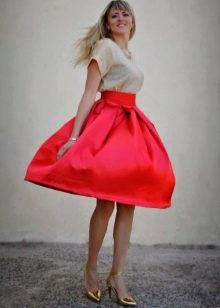 palet warna yang kaya dengan skirt midi