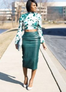 Green Leather Pencil Skirt na may White Floral Blouse
