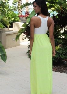 Berpakaian dengan bahagian atas putih dan skirt hijau muda