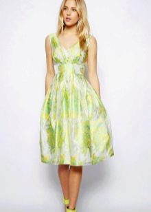 Weißes und hellgrünes Kleid