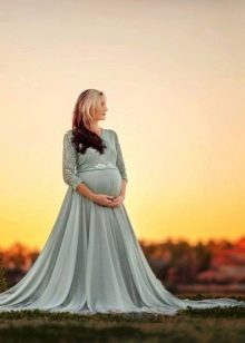 Servizio fotografico di una donna incinta in abito