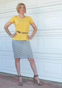 Šedá ceruzková sukňa v kombinácii so žltým tričkom