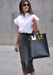 Skirt pensil kelabu dengan blaus lengan pendek putih