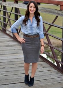 Siva pencil suknja u kombinaciji s kožnim remenom i traper košuljom
