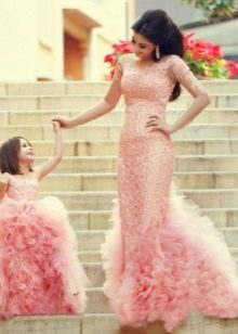 Prekrasna ružičasta pahuljasta haljina Obiteljski look za djevojčice