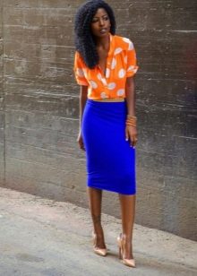 Modrá ceruzková sukňa v kombinácii s oranžovou blúzkou