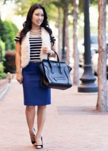 Modrá ceruzková sukňa v kombinácii s vysokými podpätkami